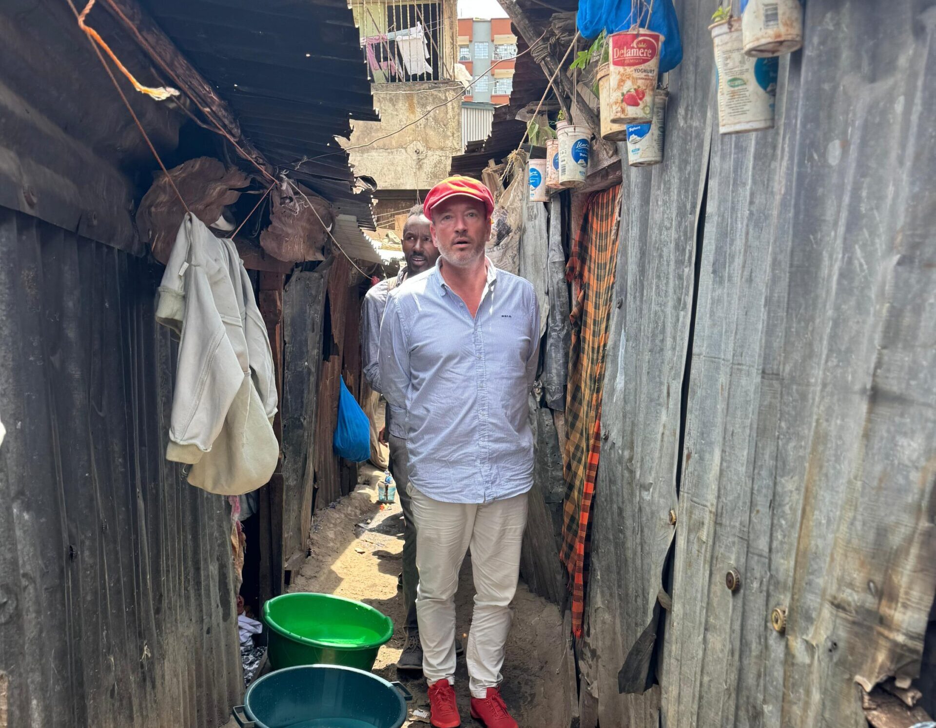 Bezoek Fondsenwerver Anton van Houdt aan sloppenwijk Nairobi voor Gleam Foundation december 2025